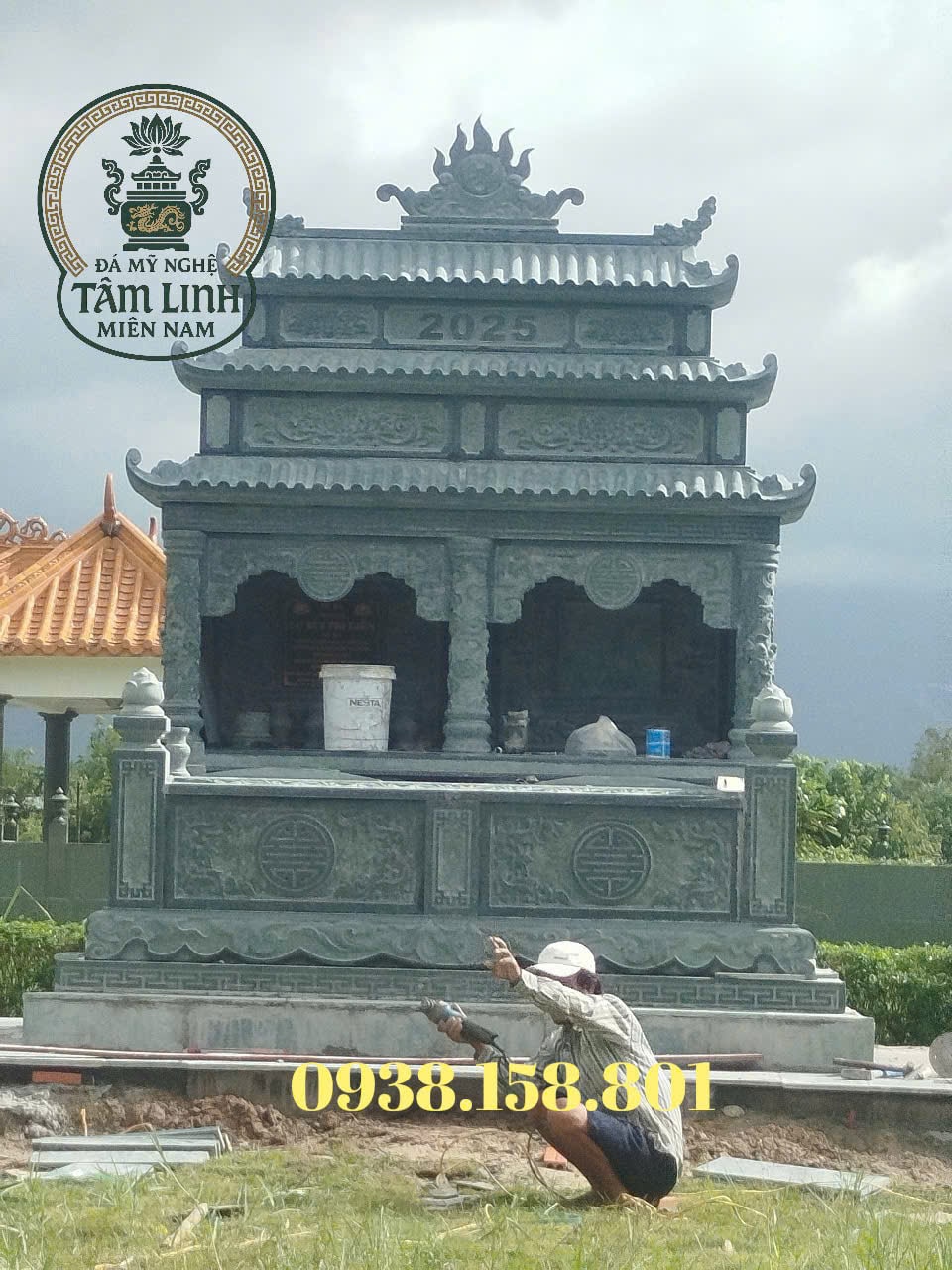 Mãu mộ đá đôi 3 mái bằng đá xanh rêu
