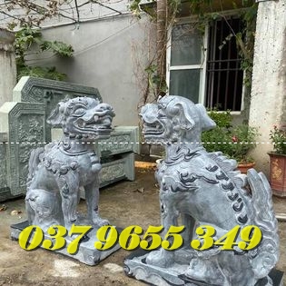 tượng nghê đá trước lối vào cửa chính trong nhà