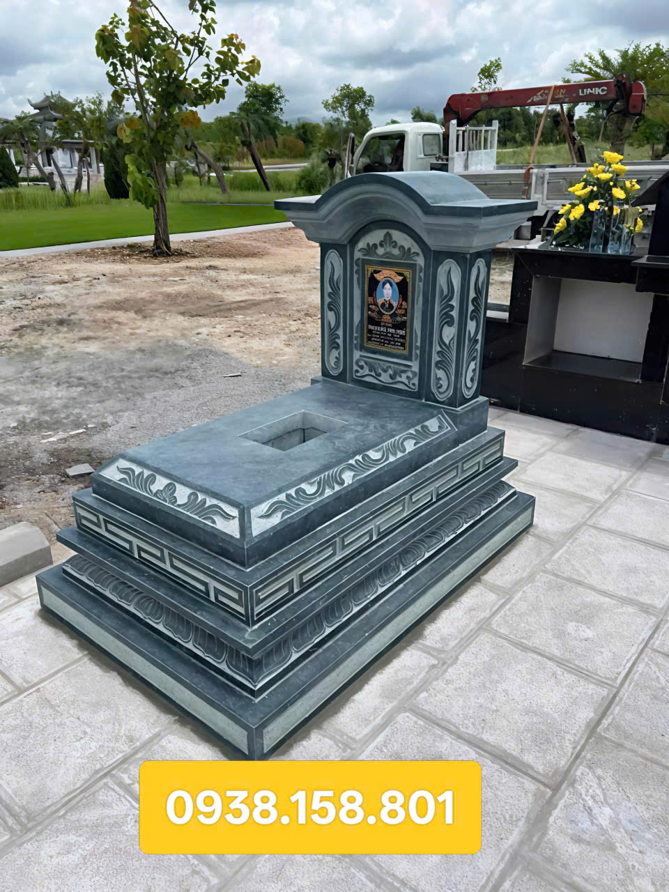 Mộ tam cấp bằng Đá xanh rêu nguyên khối: