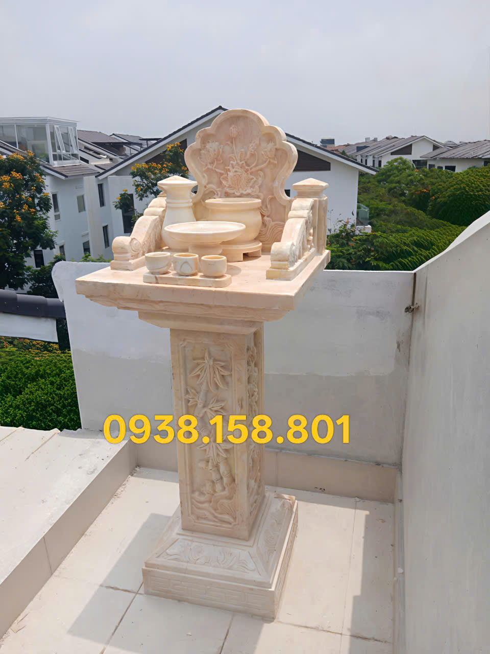 Bàn thờ thiên ngoài trời đá vàng  đặt trên ban công