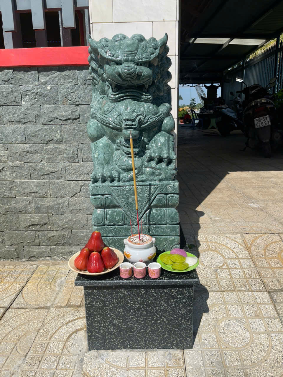 Mẫu tượng kỳ lân chiều cao 80cm đặt trước miếu