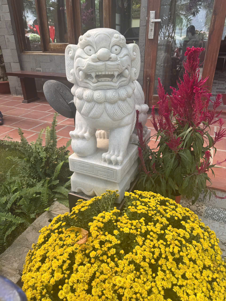 Tượng kỳ lân bằng đá trắng