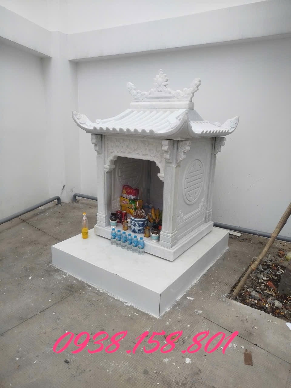 Miếu thờ thần linh đặt ở Ngân Hàng