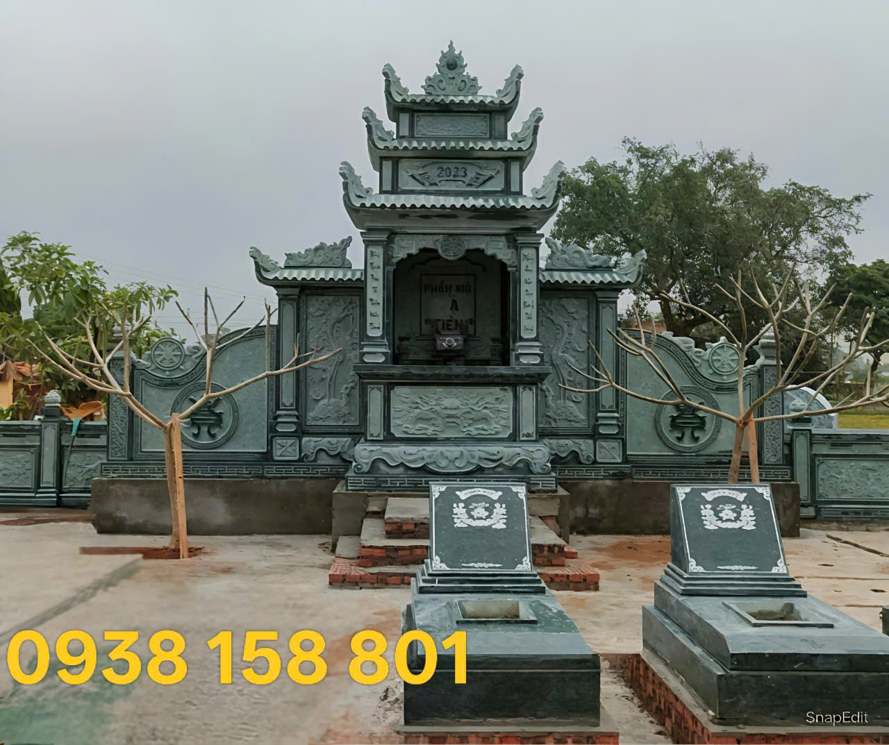 Lăng mộ gia tộc hai mái bằng đá xanh rêu 