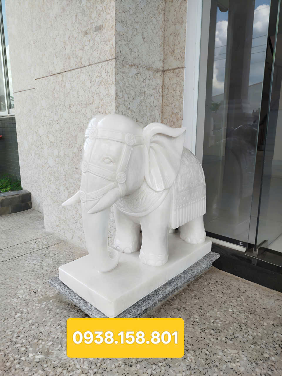 Mẫu tượng voi đá trắng cẩm thạch đặt trước nhà