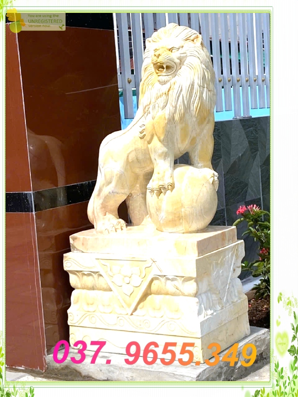 Mẫu tượng sư tử đá vàng đặt trước nhà loại đế cao